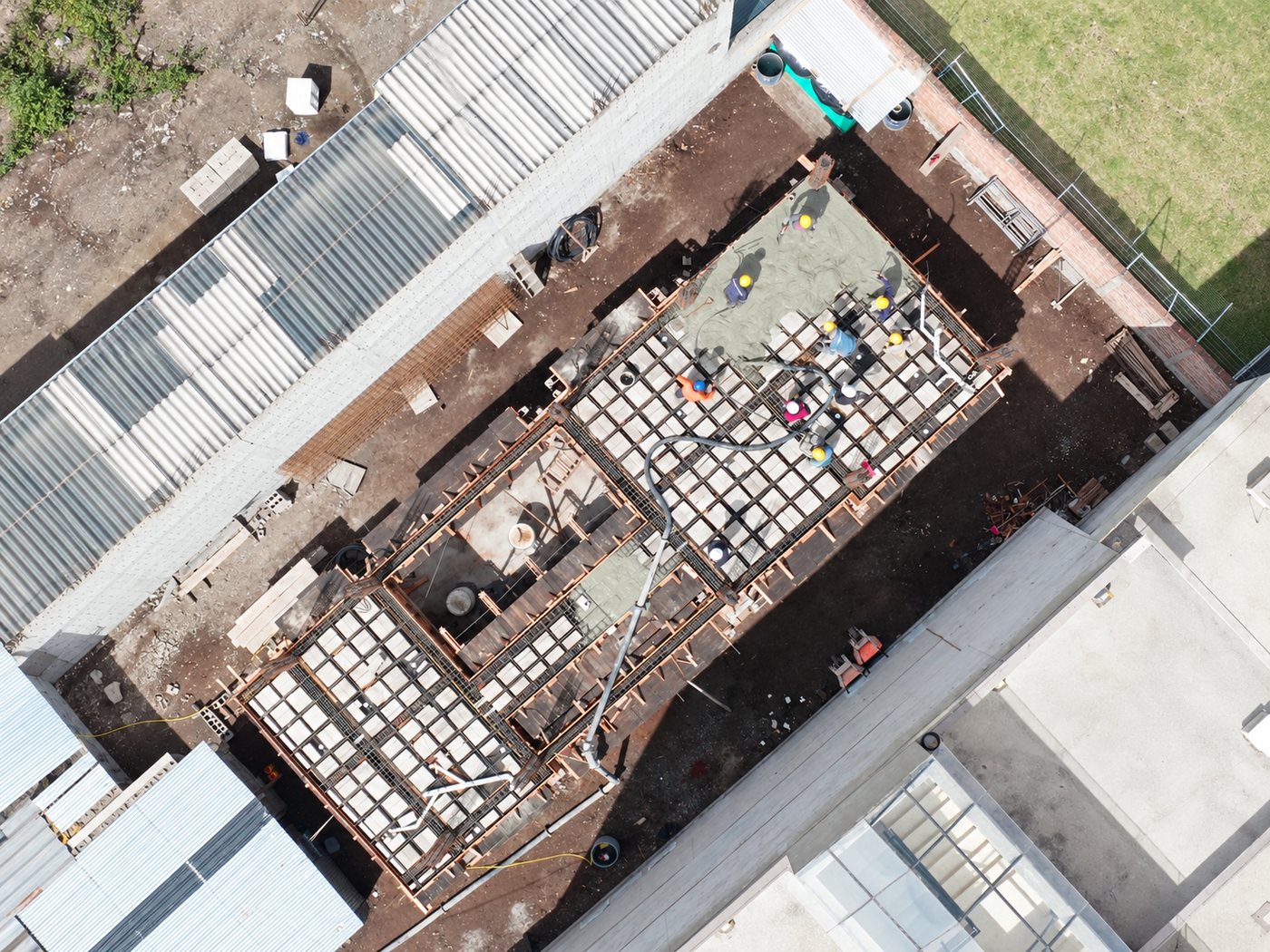 Vista aérea de una casa en construcción en Quito